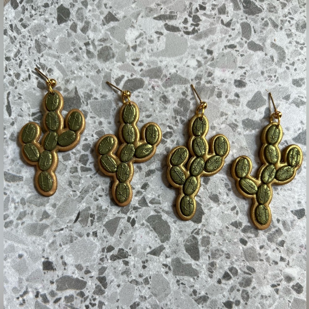 Shimmer Cacti Dangle Earrings 🌵

SOLD
